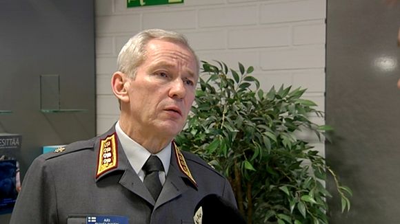 Gen. Puheloinen visited Yle's broadcast centre on Thursday morning. (Yle)