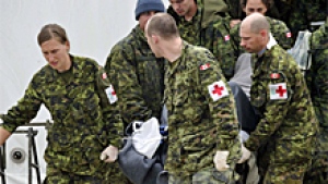Canadian military medical staff attend to an injured crash survivor in Resolute Bay. (DND)