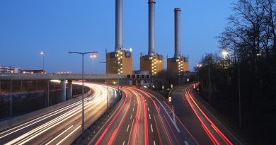 Cars speed past a coal-fired power plant operated by Swedish energy conglomerate Vattenfall on February 25, 2014 in Berlin, Germany. ( Sean Gallup / Getty)