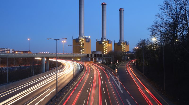 Cars speed past a coal-fired power plant operated by Swedish energy conglomerate Vattenfall on February 25, 2014 in Berlin, Germany. ( Sean Gallup / Getty)