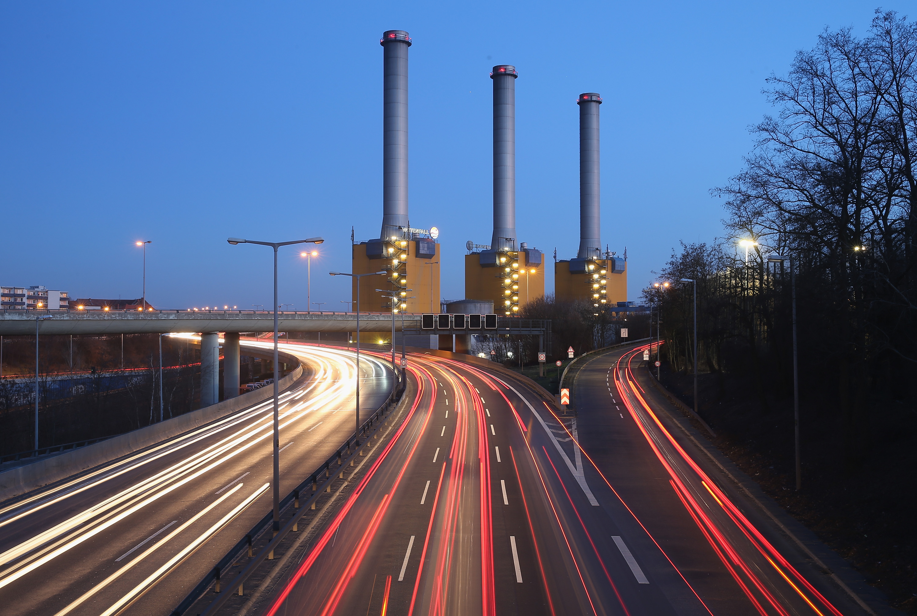 Cars speed past a coal-fired power plant operated by Swedish energy conglomerate Vattenfall on February 25, 2014 in Berlin, Germany. ( Sean Gallup / Getty)