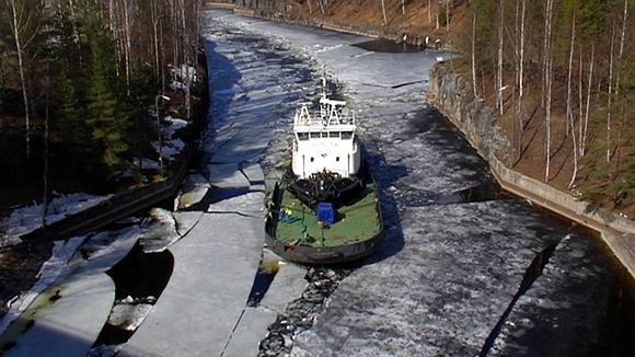 The Protector icebreaker opens up the Saimaa Canal for maritime traffic. (Yle)