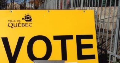 A sign in Quebec City pointing voters to the nearest polling station. (Catou MacKinnon/CBC)