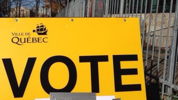 A sign in Quebec City pointing voters to the nearest polling station. (Catou MacKinnon/CBC)