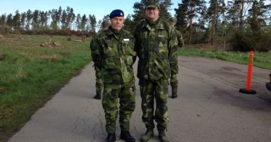 Peter Sjöstrand is leading the exercise, and Lasse Jansson is in charge of communcations, in Linköping. (Lana Brunell / Sveriges Radio)