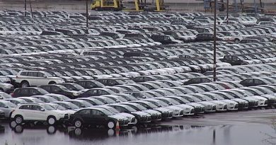 Thousands of cars remain at a standstill at the Kotka-Hamina port due to lack of demand in Russia. (Yle)