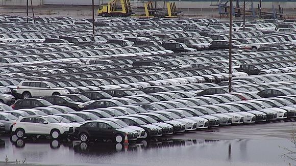 Thousands of cars remain at a standstill at the Kotka-Hamina port due to lack of demand in Russia. (Yle)