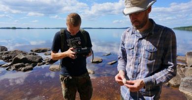Metsähallitus archaeologists Esa Hertell and Olli Eranti discovered Stone Age implements from the shores of Lake Koitere. (Pertti Huotari / Yle)