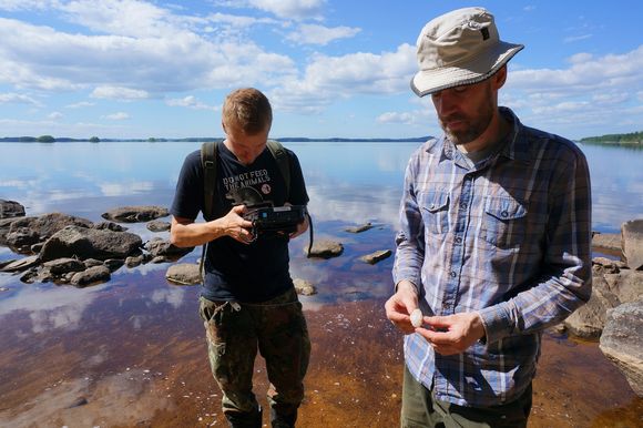 Metsähallitus archaeologists Esa Hertell and Olli Eranti discovered Stone Age implements from the shores of Lake Koitere. (Pertti Huotari / Yle)
