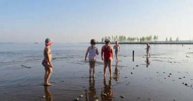 The waterline is unusually far out at one of Kemi’s most popular swimming spots.(Riikka Rautiainen / Yle)