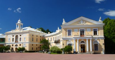 Grand Palace in Pavlovsk Park in Saint-Petersburg, Russia. (iStock)