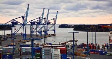 Finnish dockers are on strike on Wednesday. (Jyrki Lyytikkä / Yle)