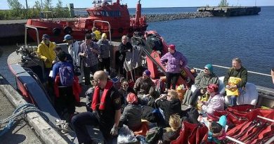 WWF volunteers left Raahe harbour to join the effort. I (Kati Jurkko / Yle)