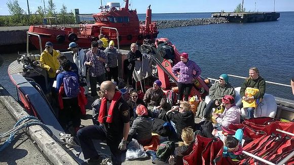 WWF volunteers left Raahe harbour to join the effort. I (Kati Jurkko / Yle)