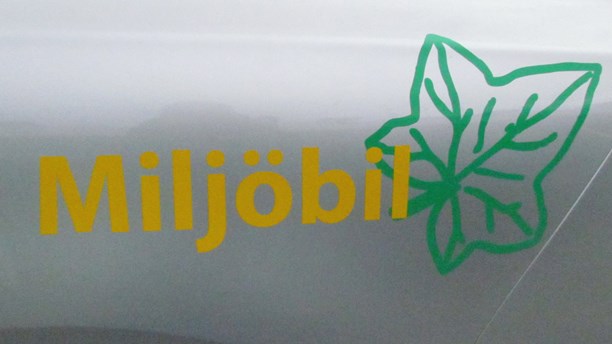A logo for a hybrid car. (Anna Jutehammar/P4 Gotland Sveriges Radio)