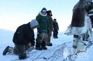 Inuit setting up seal nets on Baffin Island in Canada's eastern Arctic territory of Nunavut. (Levon Sevunts / Radio Canada International)
