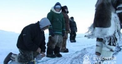 Inuit setting up seal nets on Baffin Island in Canada's eastern Arctic territory of Nunavut. (Levon Sevunts / Radio Canada International)