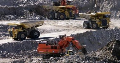 Heavy haulers and excavators work in the Diavik diamond mine pit on Lac de Gras, approximately 300km northeast of Yellowknife, NT Saturday July 19, 2003. (Adrian Wyld/The Canadian Press)