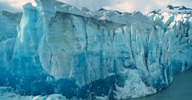 The face of the Mendenhall Glacier in Alaska. How will the changing climate affect Alaska's well-known sites? (iStock)