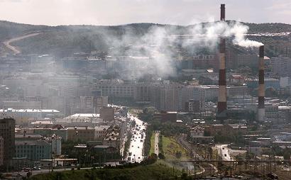 Russian fishing boat enters 23 August 2000 the northern port of Murmansk in Kol'skiy (Kola) peninsula on the Barents Sea. (Alexander Nemenov/AFP/Getty Images)