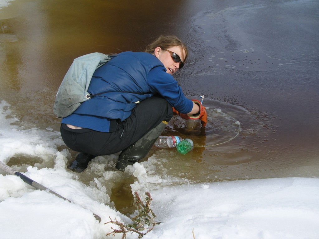 Laura Brosius collects methane from Eight Mile Lake using an “umbrella trap.” (I.Quaile / 2008)