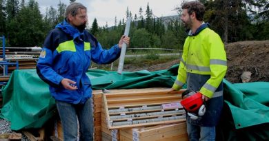 Scientists Henning Lorenz and Björn Almkvist are digging deep into the geological past. (Marcus Frånberg/Sveriges Radio)