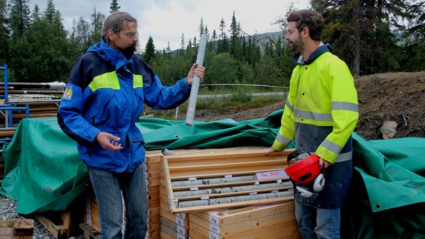 Scientists Henning Lorenz and Björn Almkvist are digging deep into the geological past. (Marcus Frånberg/Sveriges Radio)