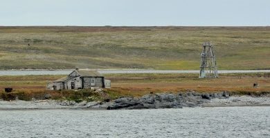 This old hunting cabin on the Vaygach island in the Russian Arctic could be subject to protection. (Thomas Nilsen/Barents Observer)