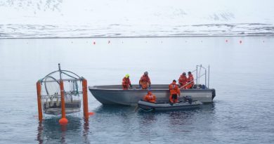 Scientists set up a “mesocosm” to measure ocean acidification Spitzbergen 2010. (Irene Quaile)