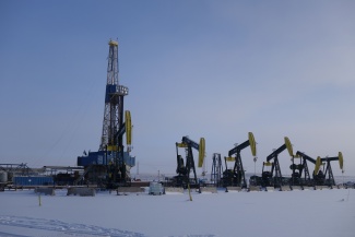 Drill deep (left), make ready for fracking, then pump. The United States is now self-sufficient with oil. (Thomas Nilsen/Barents Observer)