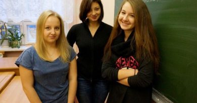 Anastasia Titova, Anastasia Tuulos and Anastasia Pilija from the Finno-Ugric School in Petrozavodsk, Republic of Karelia. (Pertti Huotari / Yle)