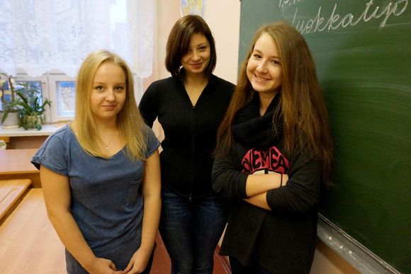 Anastasia Titova, Anastasia Tuulos and Anastasia Pilija from the Finno-Ugric School in Petrozavodsk, Republic of Karelia. (Pertti Huotari / Yle)