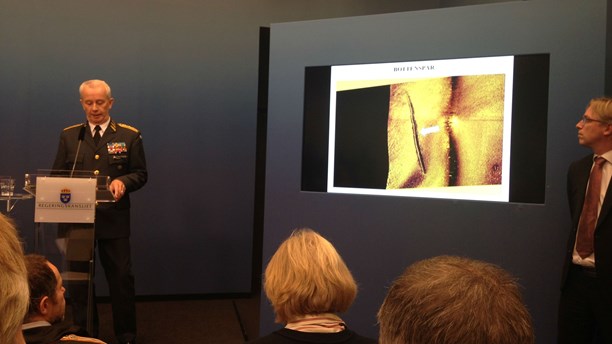 Göranson shows an image of what he says are tracks of the submarine on the sea floor. (Frank Radosevich / Radio Sweden)