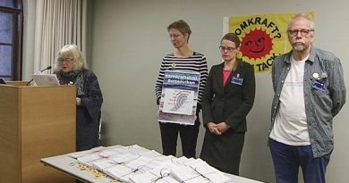 Representatives of the NGO Nuclear-free Bay of Bothnia (Kärnkraftsfritt Bottenviken) hand over 20,000 signatures to Parliamentarians in Helsinki. (Yle)