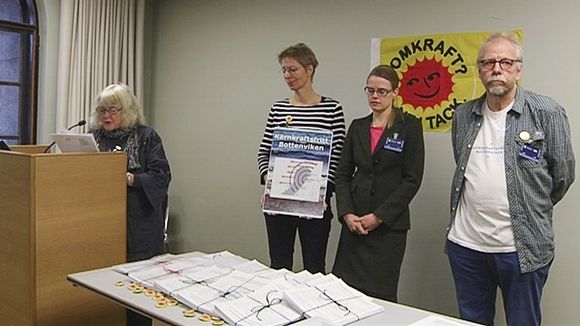 Representatives of the NGO Nuclear-free Bay of Bothnia (Kärnkraftsfritt Bottenviken) hand over 20,000 signatures to Parliamentarians in Helsinki. (Yle)