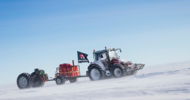 The tractor on day 8 of the mission. The seven-member team took 17 days to reach the South Pole. (Antarctica2)
