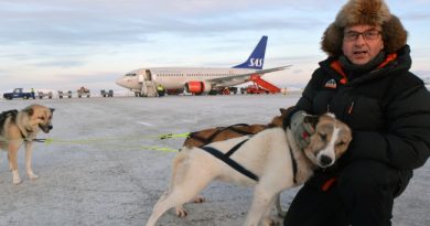 Kåre Tannvik offers airport express dogsledges to Kirkenes Snowhotel. (Thomas Nilsen/Barents Observer)