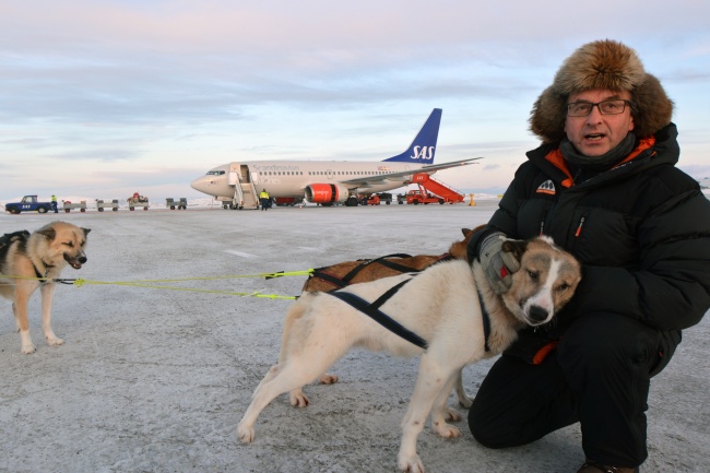 Kåre Tannvik offers airport express dogsledges to Kirkenes Snowhotel. (Thomas Nilsen/Barents Observer)