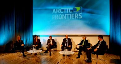 Investment risk or profitable industry? Arctic oil and gas drilling was topic at Sunday's opening debate in Tromsø at the Arctic Frontiers conference. (Thomas Nilsen/Barents Observer)