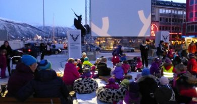 Outdoor cinema, Arctic style. (Irene Quaile)