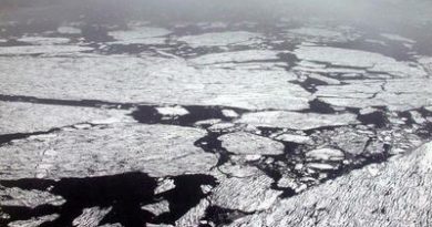 Waters can be covered by up to 30 percent sea ice without making safety problems for oil-drillings in the Barents Sea, according to the Norwegian Government. (Thomas Nilsen/Barents Observer)