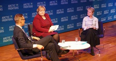 Alexander Stubb, Erna Solberg and Kristina Persson discussing the report on cooperation in the Scandinavian Arctic. (Trude Pettersen/Barents Observer)