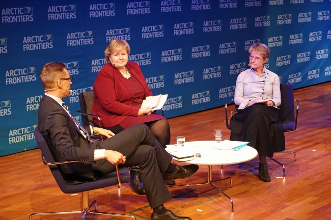 Alexander Stubb, Erna Solberg and Kristina Persson discussing the report on cooperation in the Scandinavian Arctic. (Trude Pettersen/Barents Observer)