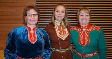 Kola Sami Valentina Sovkina (left) together with Tatiana Egorova from the Barents Indigenous Peoples' Office in Murmansk (middle). (Thomas Nilsen/Barents Observer)