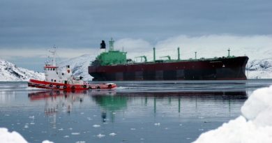 The oil tanker "Belokamenka" in Arctic waters. (Thomas Nilsen/Barents Observer)