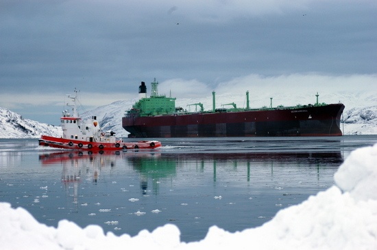 The oil tanker "Belokamenka" in Arctic waters. (Thomas Nilsen/Barents Observer)