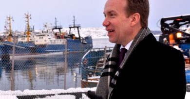 Foreign Minister Børge Brende at the port in Kirkenes, some few kilometers from Norway's border to Russia in the north. (Thomas Nilsen/Barents Observer)