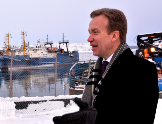 Foreign Minister Børge Brende at the port in Kirkenes, some few kilometers from Norway's border to Russia in the north. (Thomas Nilsen/Barents Observer)