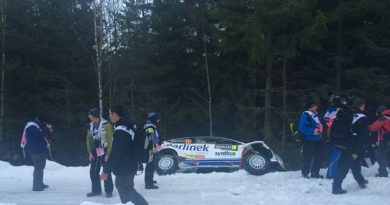 A car leaves the track during Thursday morning's shakedown. (Sara Johansson/Sveriges Radio)