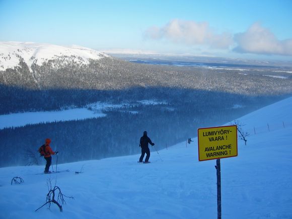 Skiers at the Lapland resort of Ylläs are warned not to go off-piste unaccompanied. (Ville Laakso / Yle)